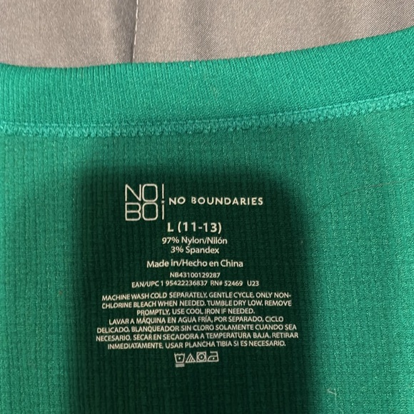 No Boundaries Juniors V-Neck Seamless Long-sleeve Tee, Green - Picture 6 of 7